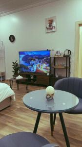 a living room with a table and a flat screen tv at حائل النقره in Hail