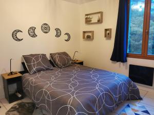Charmant appartement à 1 minute du lac客房内的一张或多张床位
