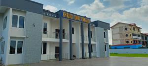 Um edifício com um sinal que diz "Motel do Sul" em Fine Boy Villa, Luxe Two-Bedroom Apartments in Tema Community 25 em Tema