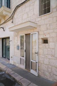 un edificio con una puerta en el costado en La casetta in pietra - nel CUORE di OSTUNI, en Ostuni 25 fotos más