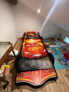 a bedroom with a race car bed on the floor at Jolie maison en pierre esprit chalet avec Jacuzzi in Serdinya