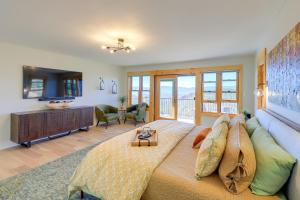 een woonkamer met een bank en een tafel bij Luxury Haven with Hot Tub and Staunton State Park View in Conifer