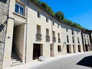 un grande edificio bianco su una strada di Jolie maison en pierre esprit chalet avec Jacuzzi a Serdinya