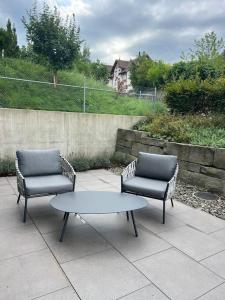 2 Stühle und ein Tisch auf der Terrasse in der Unterkunft Traumhafte Wohnung am Bodensee in Staad