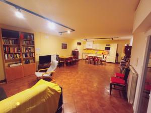 CountryHome - Casale 32 - Intera Villa في Moscufo: غرفة معيشة مع أريكة وطاولة وكراسي