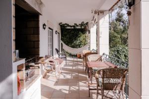 un patio con tavoli e sedie su un balcone di Magnolia B&B a Leiria