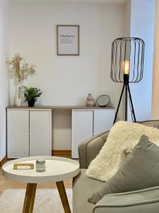 ein Wohnzimmer mit einem Sofa und einem Tisch in der Unterkunft Ferienwohnung zwischen Hafen und Stadt in Bregenz