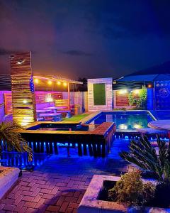 una piscina in un cortile posteriore di notte di Executive Galaxy Guest House Nkowankowa 