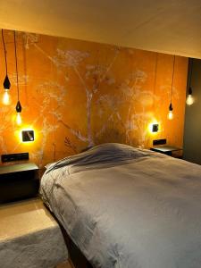 Un dormitorio con una cama con luces. en KELLY'S ROOM EUPHRATE HOUSEBOAT, en Ámsterdam