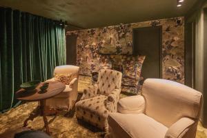 a living room with chairs and a table at Ter Heyde Walle in Koekelare