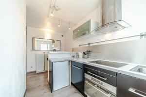 uma cozinha com um lavatório e um balcão em Nice 34 m near La Confluence em Lyon