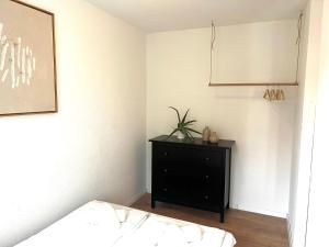 1 dormitorio con 1 cama y vestidor negro en japandi für 2 I nahe Mannheim, Schwetzingen, en Brühl