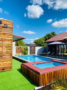 uma piscina no quintal de uma casa em Executive Galaxy Guest House Nkowankowa 