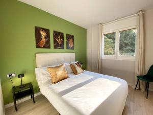 ein Schlafzimmer mit einem großen Bett mit grünen Wänden in der Unterkunft Espectacular Apartamento Con Vistas En Escaldes - 10min Caminando Al Centro - Parking Gratis in Escaldes-Engordany