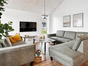 sala de estar con 2 sofás y TV en Holiday home Rømø XV en Kongsmark