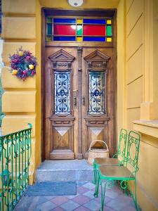 une porte en bois avec une table et un banc devant elle dans l'établissement Plovdiv Central Vintage Apartment & Parking, à Plovdiv