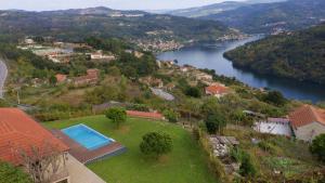 einem Luftblick auf ein Haus und einen Fluss in der Unterkunft O Beiral da Anastácia in Marco de Canavezes