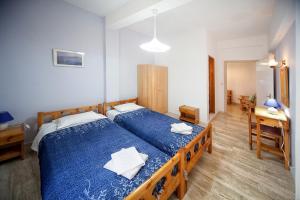 Un pat sau paturi într-o cameră la Joanna Sea View Apartments