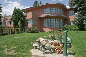 uma casa com um jardim em frente a uma casa em Rainbow Lodge and Inn em Colorado Springs