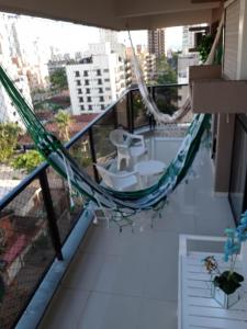 Uma varanda ou terraço em Apto Enseada Coral Gables