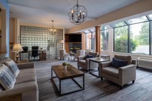 O zonă de relaxare la Days Inn & Suites by Wyndham Madison
