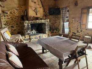 Piedrabuena的住宿－Casa Rural La Peralosa，客厅配有桌子和壁炉