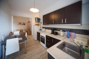 Kuchyňa alebo kuchynka v ubytovaní Joanna Sea View Apartments