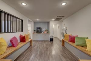Habitación con bancos y almohadas coloridas. en LUXE Exclusive Studio: Pool, games, near TMC & NRG, en Houston