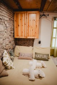 uma cama grande num quarto com uma parede de pedra em Monolocale Marino in centro storico em Trieste