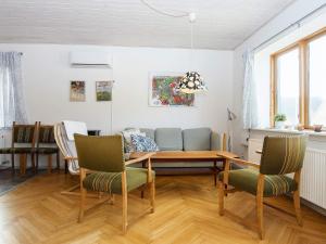 Thyborønにある8 person holiday home in Thybor nのリビングルーム(ダイニングルームテーブル、椅子付)