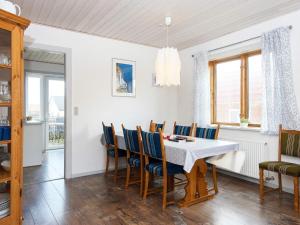 Thyborønにある8 person holiday home in Thybor nのダイニングルーム(テーブル、椅子付)