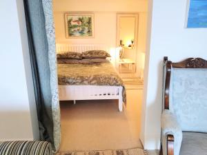- une chambre avec un lit et un couloir avec un miroir dans l'établissement Beachfront Studio Apartment, à Felixstowe