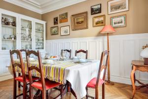 ヌイイ・シュル・セーヌにあるAppartement Panel - Welkeysのダイニングルーム(テーブル、椅子、ランプ付)