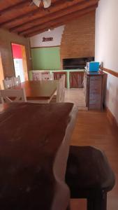 - une salle à manger avec une table, une table et des chaises dans l'établissement Mi casa, tu casa. Entre Plottier y Neuquen., à Neuquén