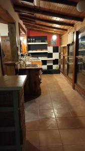 een keuken met een wastafel en een tegelvloer bij Mi casa, tu casa. Entre Plottier y Neuquen. in Neuquén