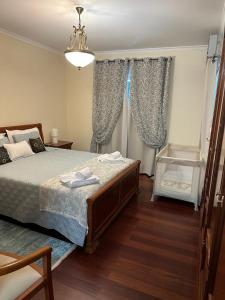 um quarto com uma cama e uma janela com cortinas em Smarts Apartment da Ajuda em Funchal