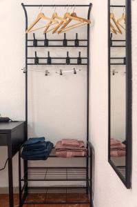 habitación en Alicante, Benalua في أليكانتي: خزانة مع مرآة ورف مع الملابس
