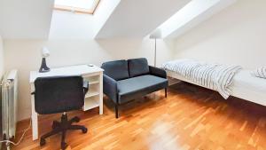 諾維薩德的住宿－FilinHome Papa Suite 5，一间卧室配有书桌、椅子和床