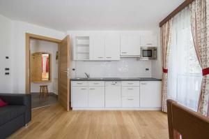 Η κουζίνα ή μικρή κουζίνα στο Apartment Romana +11 φωτογραφίες