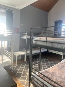 クラクフにある4 Couples & 4 Friends Hostelの複数の二段ベッドが備わる客室です。
