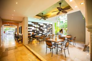 a restaurant with tables and chairs in a room at Hotel Nacional Merida in Mérida