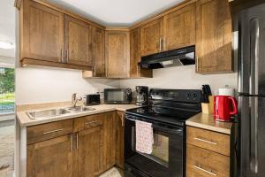 Virtuvė arba virtuvėlė apgyvendinimo įstaigoje Quite 1 bedroom apartment.