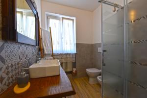 La salle de bains est pourvue d'un lavabo, d'une douche et de toilettes. dans l'établissement Casa Valentina 1902, à Montegrosso dʼAsti