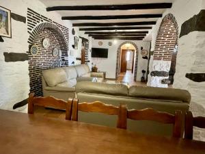 sala de estar con sofá y TV en Complejo Rural El Soldado, en Villanueva del Duque