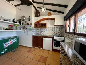 a kitchen with a stove and a counter top at Complejo Rural El Soldado in Villanueva del Duque