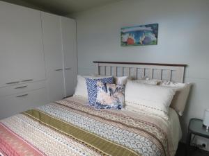 Ένα ή περισσότερα κρεβάτια σε δωμάτιο στο Kiwi Scenic Retreat