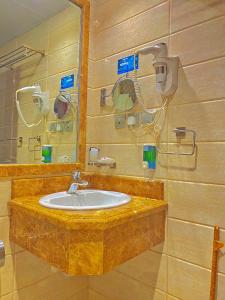 فندق ملاك الصفوة في مكة المكرمة: حمام مع حوض ومرآة