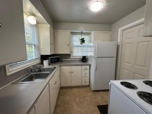 una cucina con frigorifero bianco e lavandino di Charming 1930s Style Rustic Home a Eugene