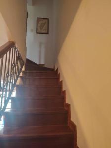 - un escalier dans une maison avec des escaliers en bois brun dans l'établissement Pueblo Viejo Lecheria, à El Morro de Barcelona