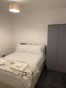 Lova arba lovos apgyvendinimo įstaigoje Modern 3 Bed House